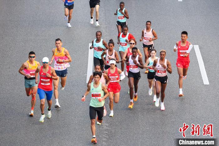 2万跑友汇聚晋江马拉松，肯尼亚选手包揽男子全