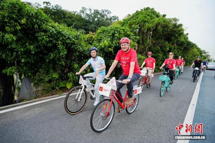 中丹友好人士广州长洲岛共骑绿色低碳