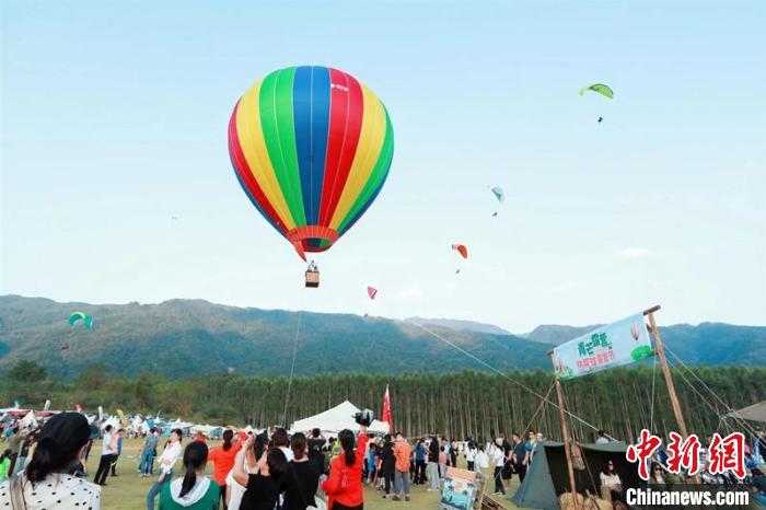 广西南宁举办航空体育嘉年华 滑翔伞热气球等项