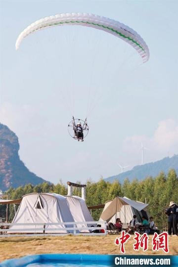 广西南宁举办航空体育嘉年华 滑翔伞热气球等项