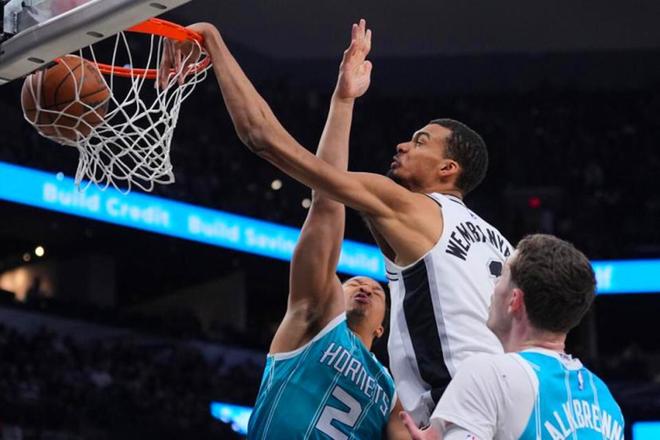 文班复出狂轰32+12+8+2+4比肩06年巅峰姚明如这