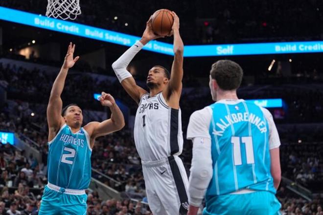 文班复出狂轰32+12+8+2+4比肩06年巅峰姚明如这