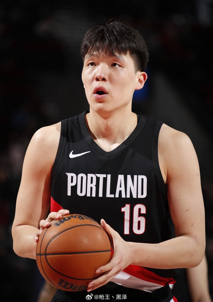 杨瀚森挥肘击脸遭罚款2000美元 赛场冲突引种族歧