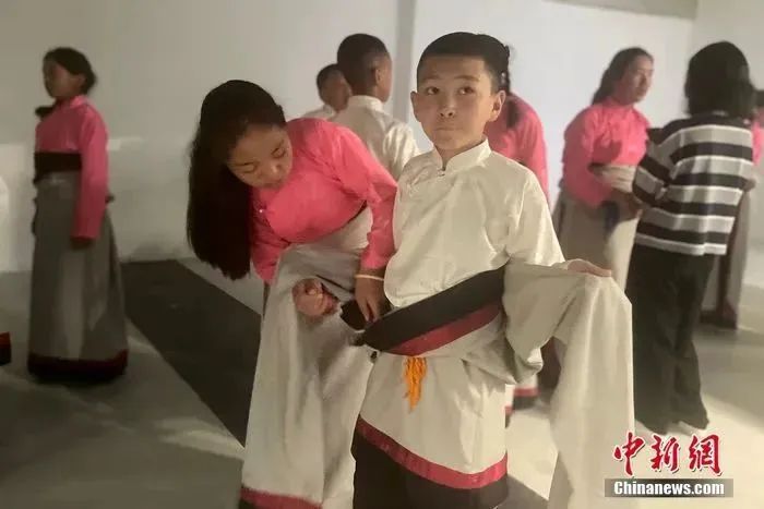 藏族儿童盛装亮相新工体