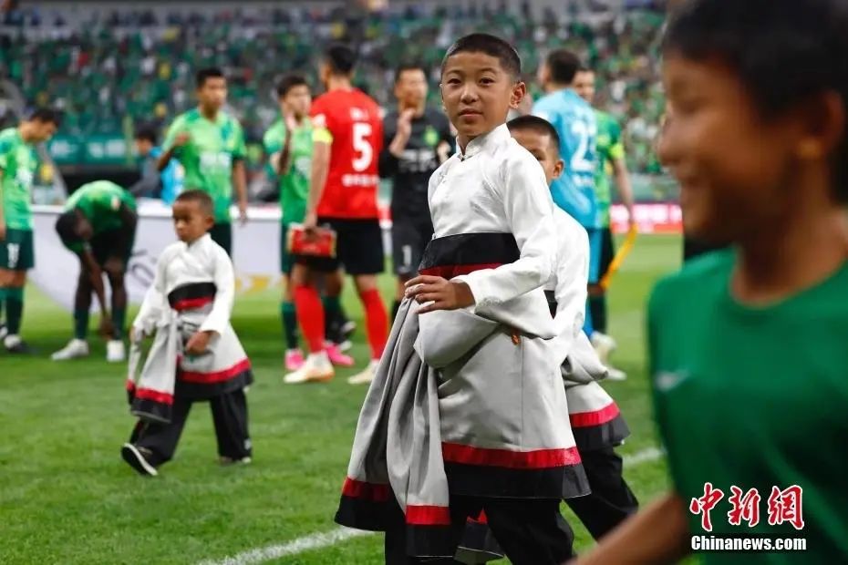藏族儿童盛装亮相新工体 用尊重与感恩传递足球