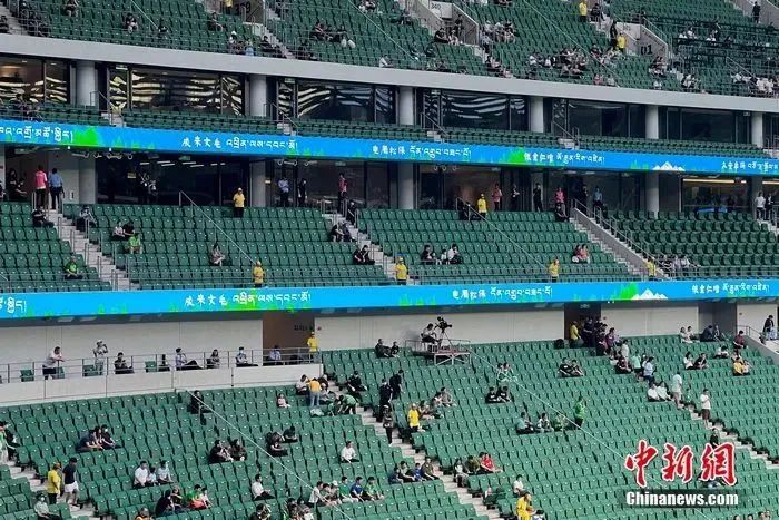 藏族儿童盛装亮相新工体 用尊重与感恩传递足球