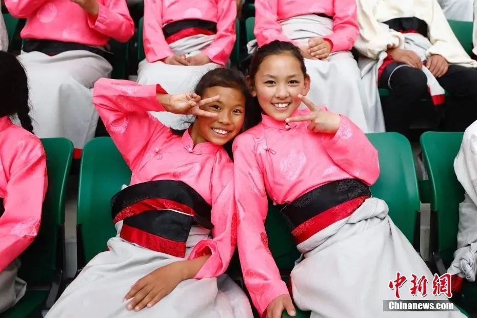 藏族儿童盛装亮相新工体 用尊重与感恩传递足球