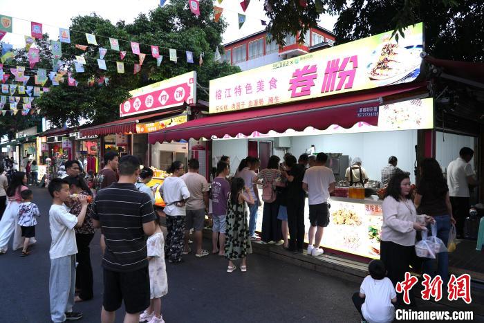 贵州“村超”两周年：赛事热潮带动县域经济腾