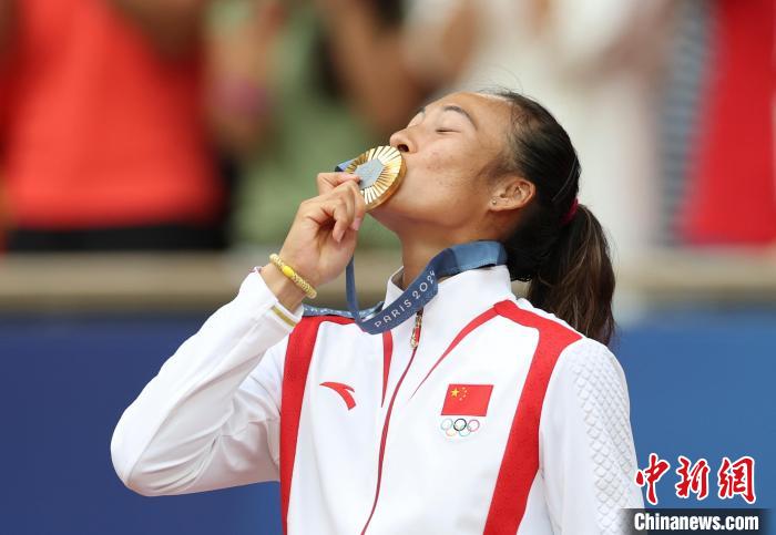 郑钦文巴黎奥运夺金创中国网球历史首枚奥运单