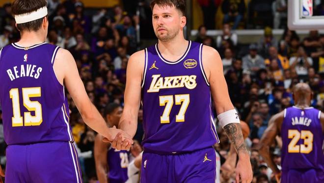 湖人三主力伤退 詹姆斯扛起季后赛重任