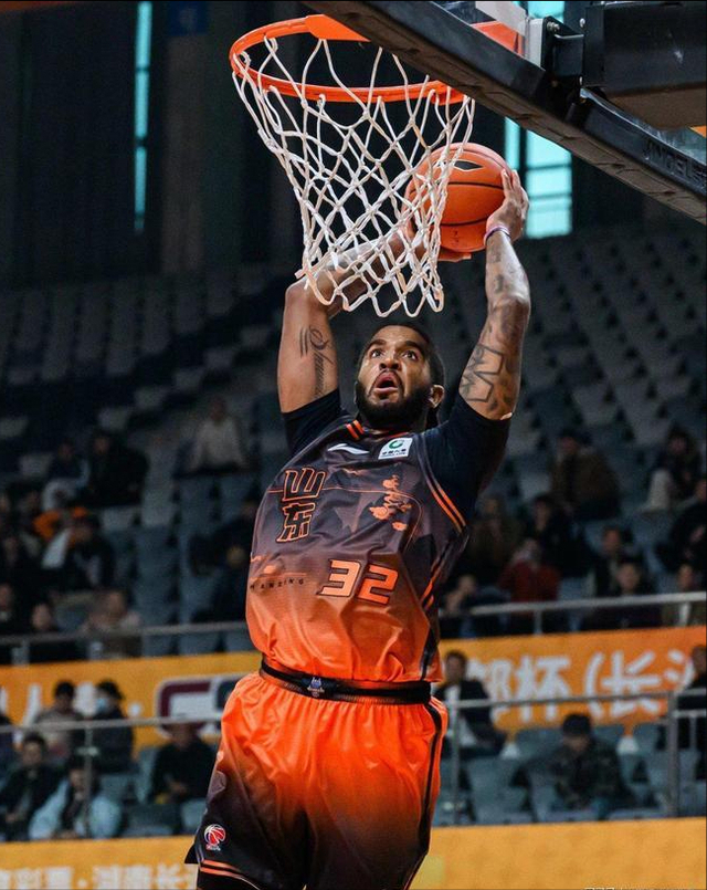 山东男篮四连败陷低谷 克里斯复出迎救赎之战